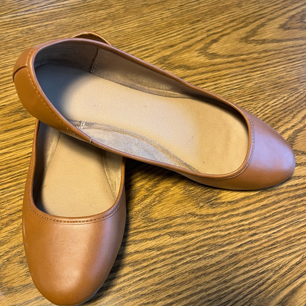Women’s size 8 wide tan Universal Threads flats.